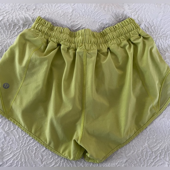 Light green/yellow lululemon hotty hot shorts Size 4 2.5 inch - Picture 2 of 4
